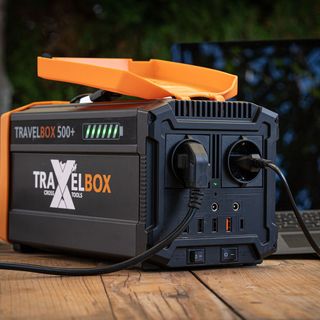 Werbefotografie für Crosstools: Travelbox Powerstation auf einem Holztisch
