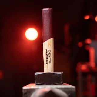 Werbefotografie Saarland: Hammer mit Holzstiel in rotem Licht
