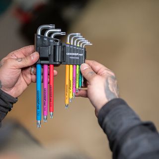 Werbefotografie Saarland: Buntes Innensechskant-Schlüsselset in der Hand