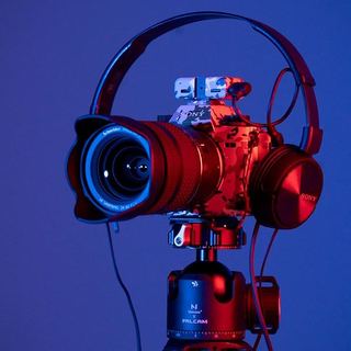 Werbefotografie Saarland: Kamera auf Stativ in blauem Studiolicht