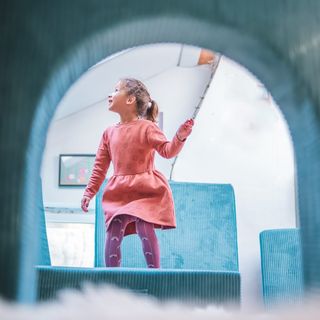 Werbefotografie Saarland: Kind im Spieltunnel aus Kindermöbeln