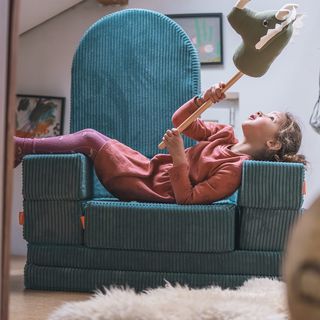 Werbefotografie Saarland: Kindersofa im Lifestyle-Shooting mit spielendem Kind