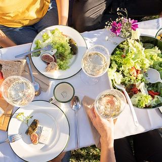 Werbefotografie Saarland: Nordisk Outdoor: gedeckter Tisch mit Salaten im Freien