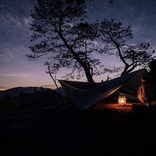 Werbefotografie Saarland: Nordisk Tarp mit Lagerfeuer unter dem Sternenhimmel