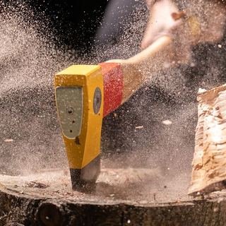 Werbefotografie Saarland: Ochsenkopf Axt beim Holzspalten mit fliegenden Spänen
