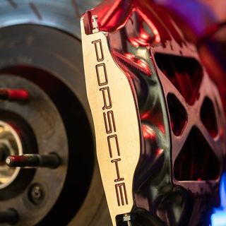 Werbefotografie Saarland: Porsche Bremssattel in rotem Licht
