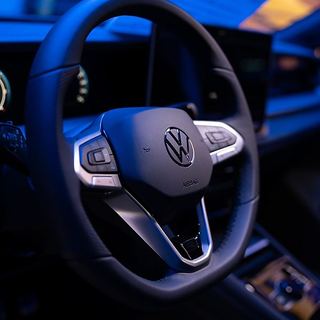 Werbefotografie Saarland: VW Cockpit mit Lenkrad und beleuchtetem Display