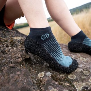 Werbefotografie für Skinners: Sockenschuhe auf einem Felsen im Freien