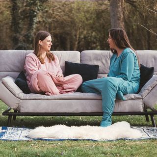 Werbefotografie Saarland: Sofa im Lifestyle-Shooting auf einer Wiese
