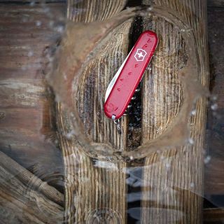 Werbefotografie Saarland: Victorinox Taschenmesser auf altem Holz