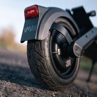 Werbefotografie Saarland: VMAX E-Scooter, Detail von Hinterrad und Rücklicht