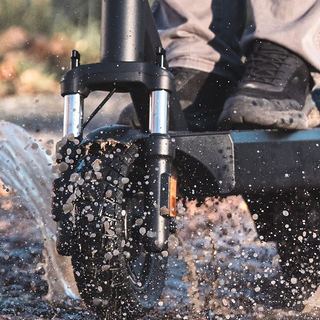 Werbefotografie Saarland: VMAX E-Scooter fährt durch eine Pfütze