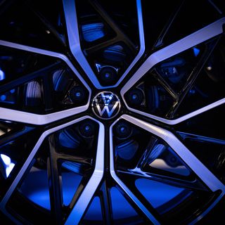 Automotive Werbefotografie: VW Felge in blauem Licht