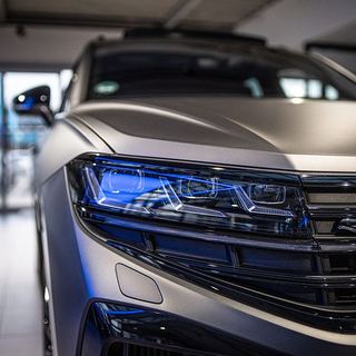 Werbefotografie Saarland: VW Front mit LED-Scheinwerfern im Autohaus