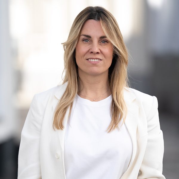 Business Portrait Saarland: Frau im weißen Blazer im Büroflur