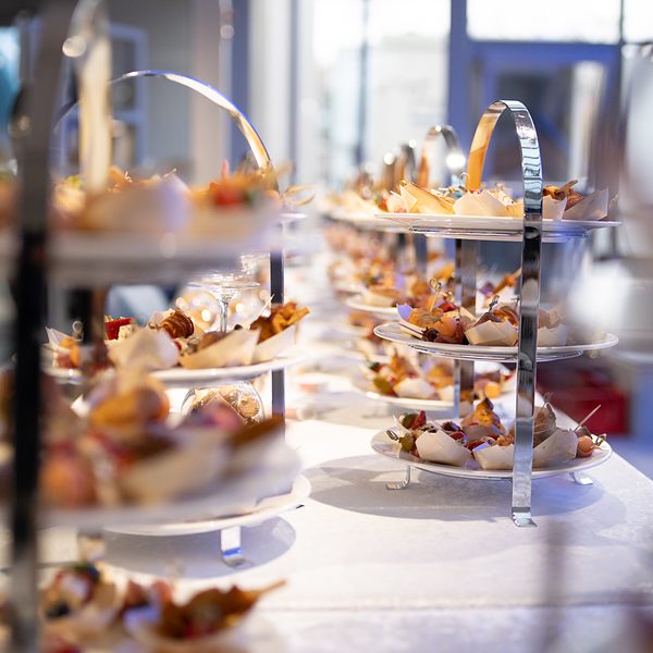 Eventfotografie Saarland: Fingerfood auf Etageren beim Buffet einer Abendveranstaltung