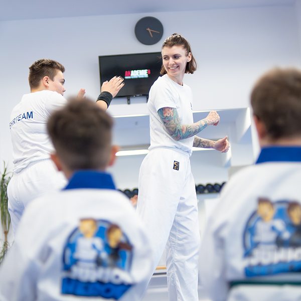 Eventfotografie Saarland: Kinder schauen beim Kampfsport-Lehrgang einer Vorführung zu