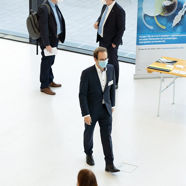 Eventfotografie Saarland: Gespräche im Foyer neben einem Ausstellerstand bei einem Fachkongress