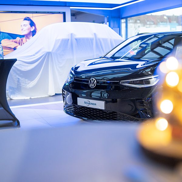 Eventfotografie Saarland: Fahrzeugpräsentation im Autohaus mit verhülltem und neuem VW