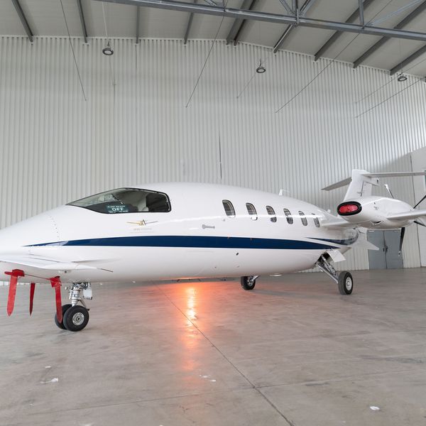 Industrial photography Saarland: business jet in the hangar
