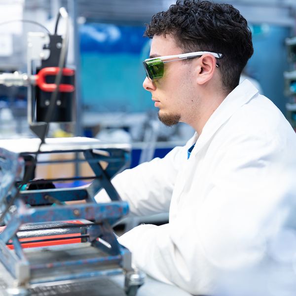 Business Portrait Saarland: Labormitarbeiter von EPG mit Schutzbrille