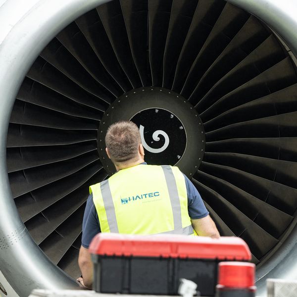 Industrial photography Saarland: HAITEC technician in front of an aircraft engine