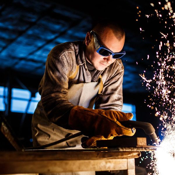 Industrial photography Saarland: welder with safety glasses and flying sparks