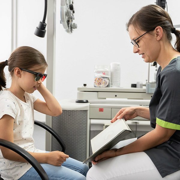 Praxisfotografie Saarland: Sehtest mit einem Kind in einer Augenarztpraxis