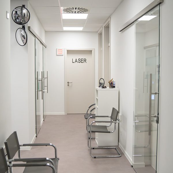 Praxisfotografie Saarland: Heller Flur einer Augenarztpraxis mit Laserraum