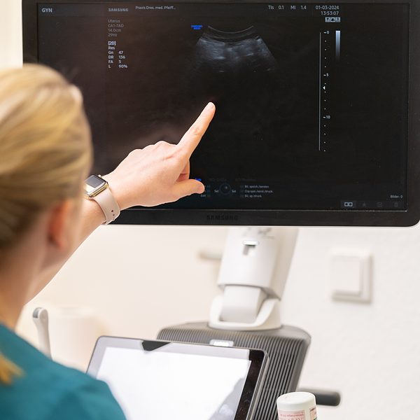 Praxisfotografie Saarland: Ärztin erklärt ein Ultraschallbild am Monitor