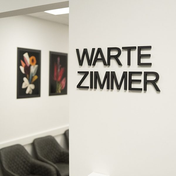Praxisfotografie Saarland: Wartezimmer einer Praxis mit Schriftzug und Bildern