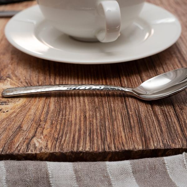 Werbefotografie Saarland: Löffel und Tasse auf rustikalem Holz