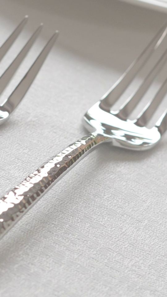 Videography Saarland: product film with detail shots of cutlery and tableware in landscape format
