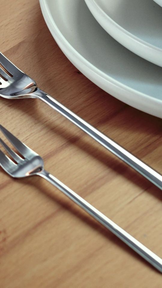 Videography Saarland: product film for cutlery: laid table, plates and cutlery in landscape format