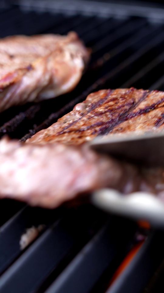 Videography Saarland: product video for the Broil King Baron gas grill: details, operation and food on the grill