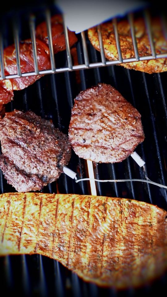 Videography Saarland: vertical product video for Broil King: operation, grill grate and food in the spotlight