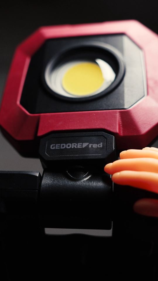 Videography Saarland: product video for a GEDORE work light with text overlays on its functions