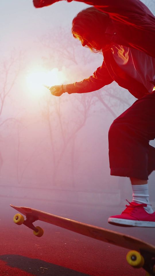 Videography Saarland: lifestyle commercial with camera, skateboard and flare light