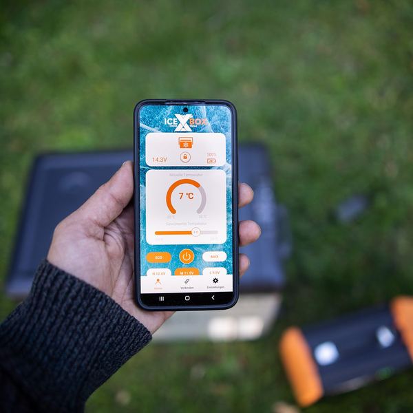 Werbefotografie Saarland: Crosstools Kühlbox mit App-Steuerung auf dem Smartphone