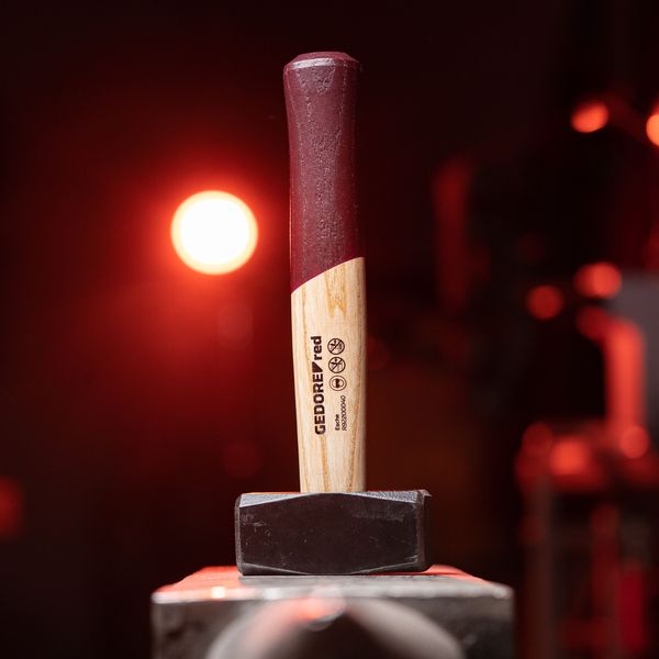Werbefotografie Saarland: Hammer mit Holzstiel in rotem Licht