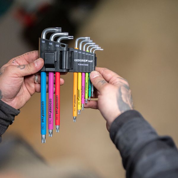 Werbefotografie Saarland: Buntes Innensechskant-Schlüsselset in der Hand
