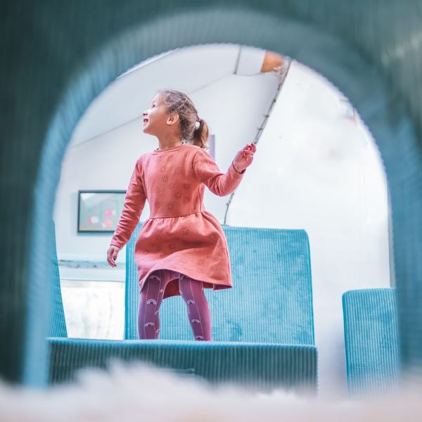 Werbefotografie Saarland: Kind im Spieltunnel aus Kindermöbeln