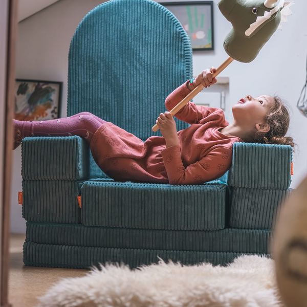 Werbefotografie Saarland: Kindersofa im Lifestyle-Shooting mit spielendem Kind