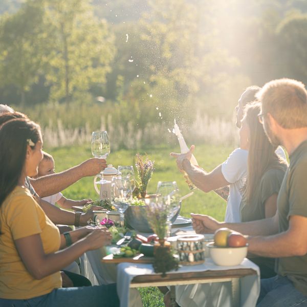 Werbefotografie für Nordisk: Freunde beim Essen an einer Tafel im Freien