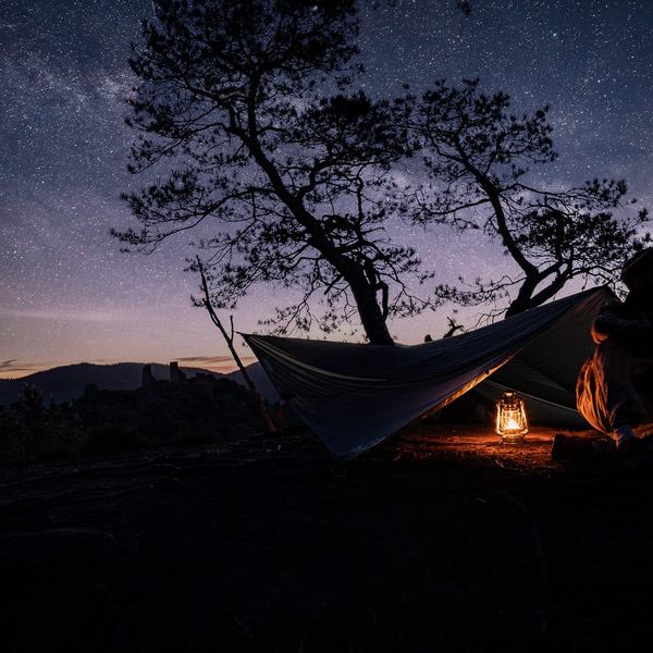 Werbefotografie Saarland: Nordisk Tarp mit Lagerfeuer unter dem Sternenhimmel