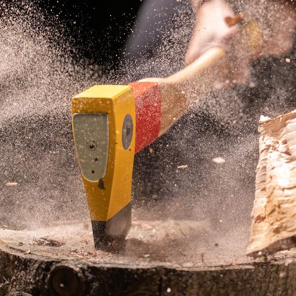 Werbefotografie Saarland: Ochsenkopf Axt beim Holzspalten mit fliegenden Spänen