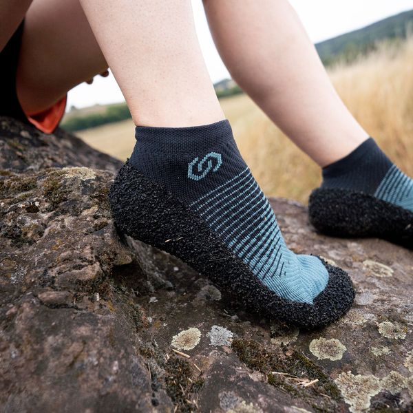 Werbefotografie für Skinners: Sockenschuhe auf einem Felsen im Freien