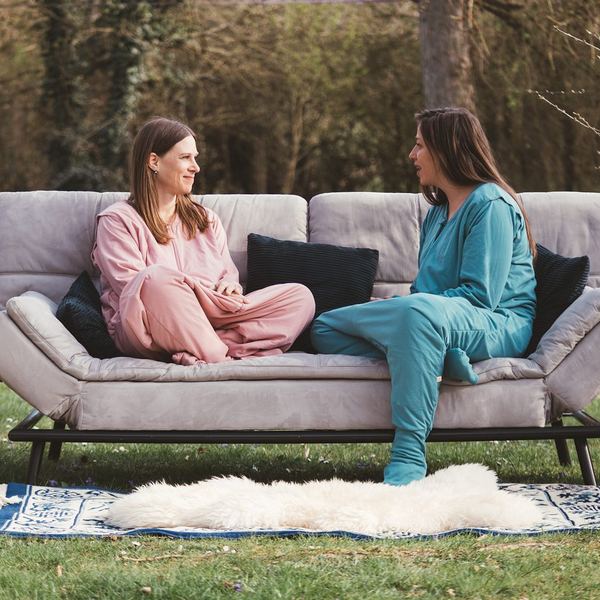 Werbefotografie Saarland: Sofa im Lifestyle-Shooting auf einer Wiese