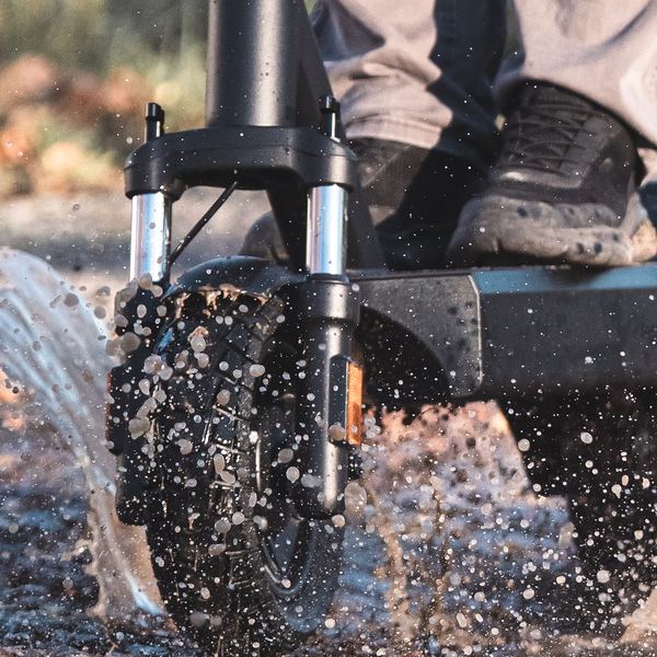 Werbefotografie Saarland: VMAX E-Scooter fährt durch eine Pfütze