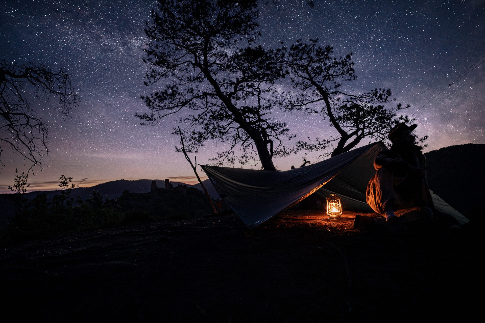 Werbefotografie für Nordisk: Tarp und Lagerfeuer unter dem Sternenhimmel